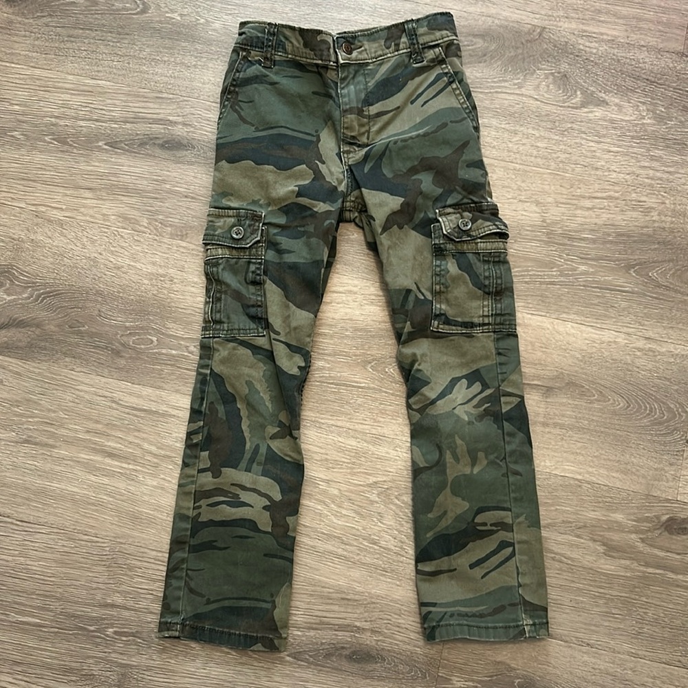 Kids Wrangler cargo camouflage cargo pants. Size 7 slim